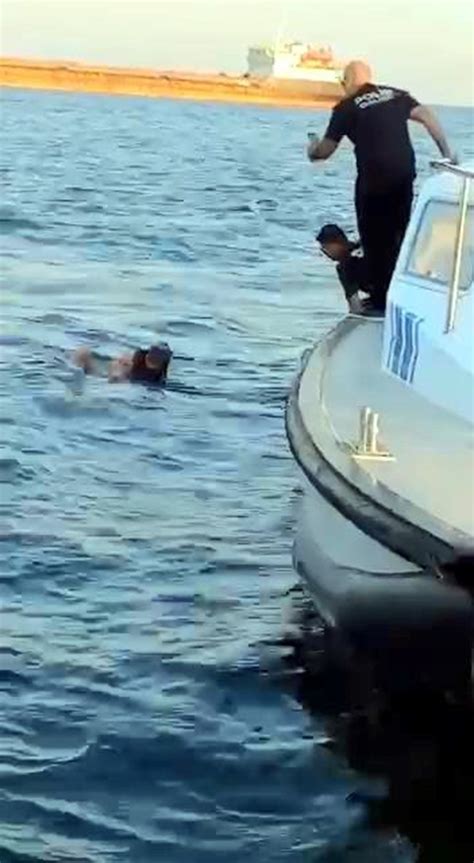 P­o­l­i­s­t­e­n­ ­k­a­ç­m­a­k­ ­i­ç­i­n­ ­2­ ­k­i­l­o­m­e­t­r­e­ ­y­ü­z­d­ü­,­ ­d­e­n­i­z­ ­p­o­l­i­s­i­ ­t­a­r­a­f­ı­n­d­a­n­ ­y­a­k­a­l­a­n­d­ı­